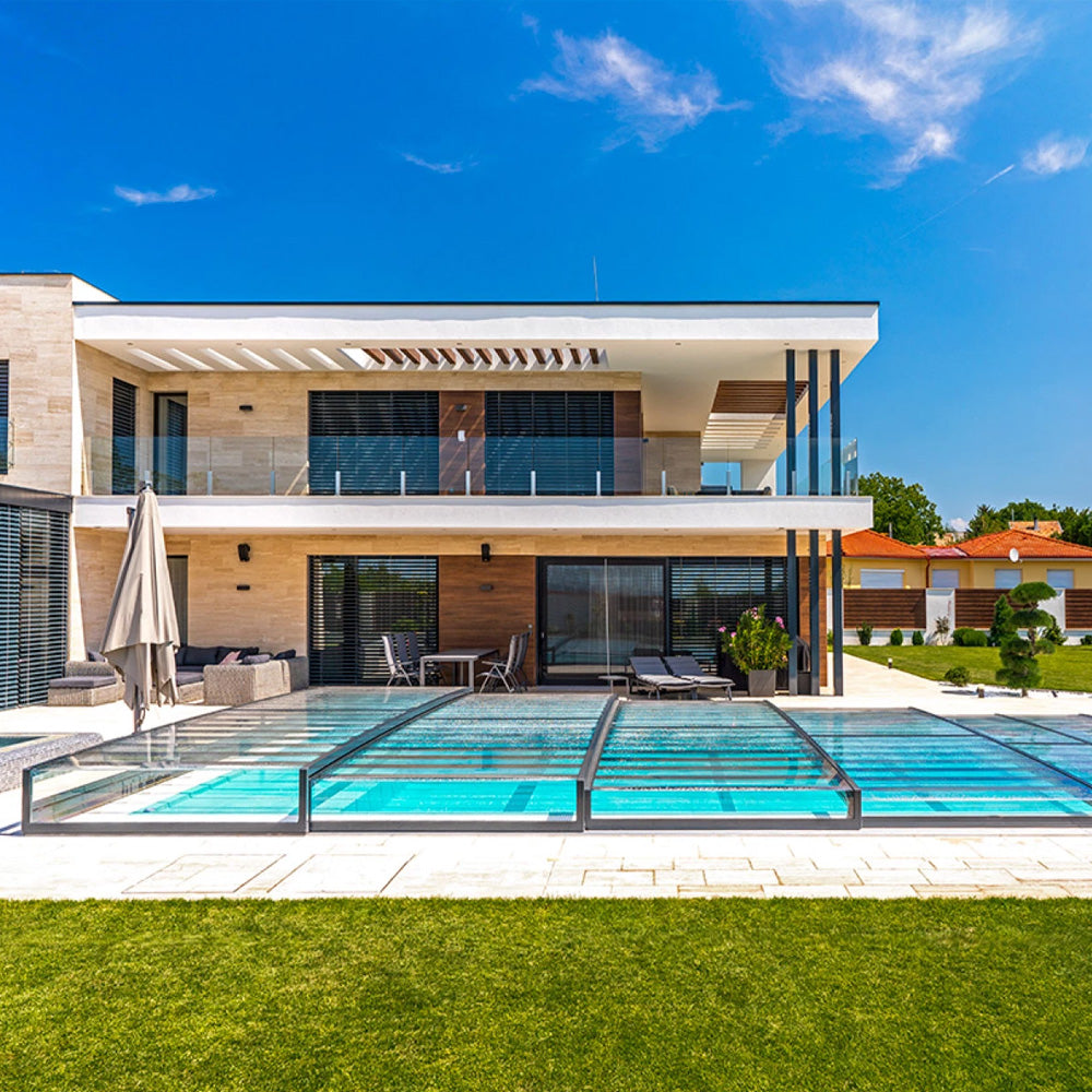 Miljöbild med pool vid hus med pooltak Alva