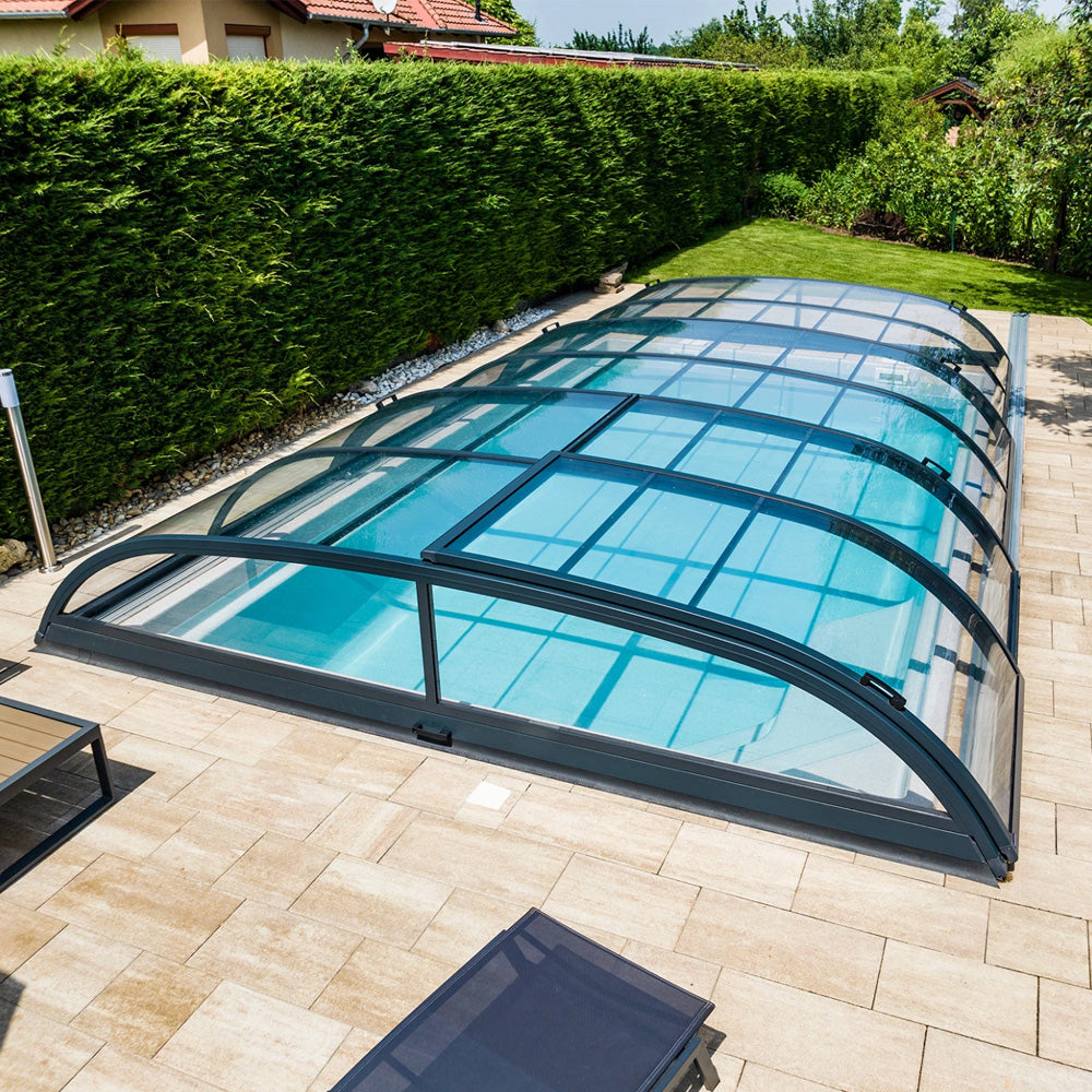 Mijöbild med pool och pooltaket Nova