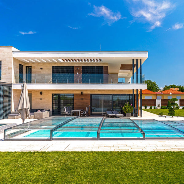 Miljöbild med pool vid hus med pooltak Alva