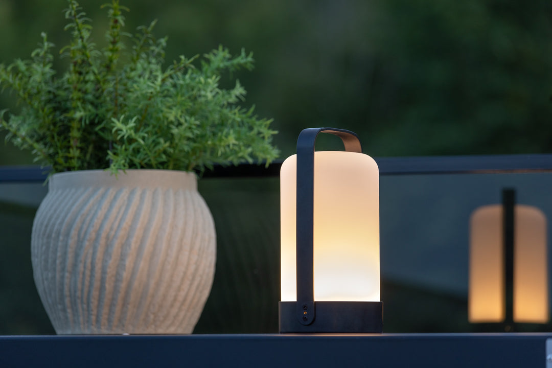 Lampa på bord ute i trädgården