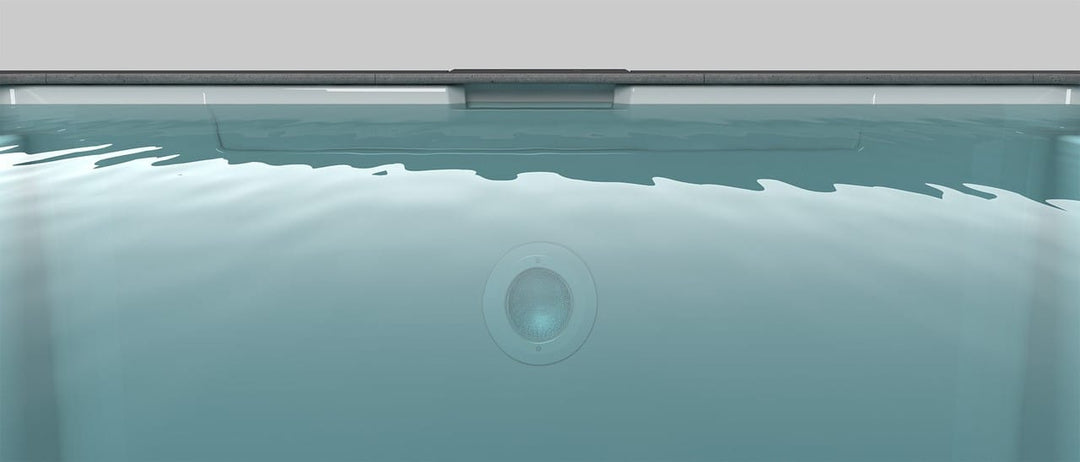 Hög vattennivå i Arcadia glasfiberpool, visar mirror skimmer
