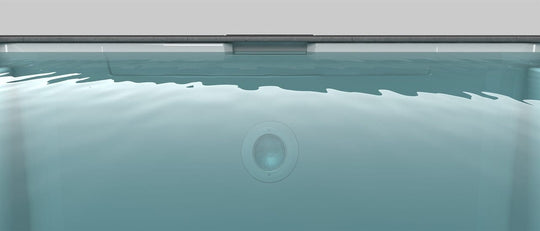 Hög vattennivå i Arcadia glasfiberpool, visar mirror skimmer