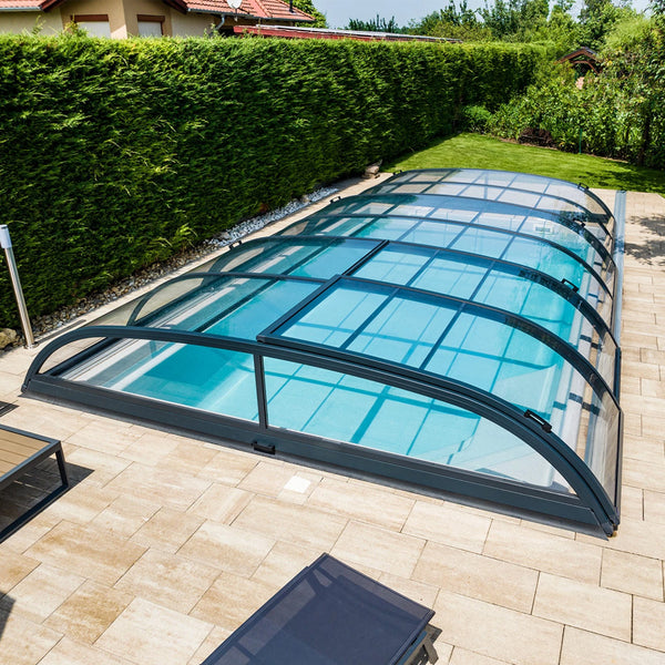 Mijöbild med pool och pooltaket Nova