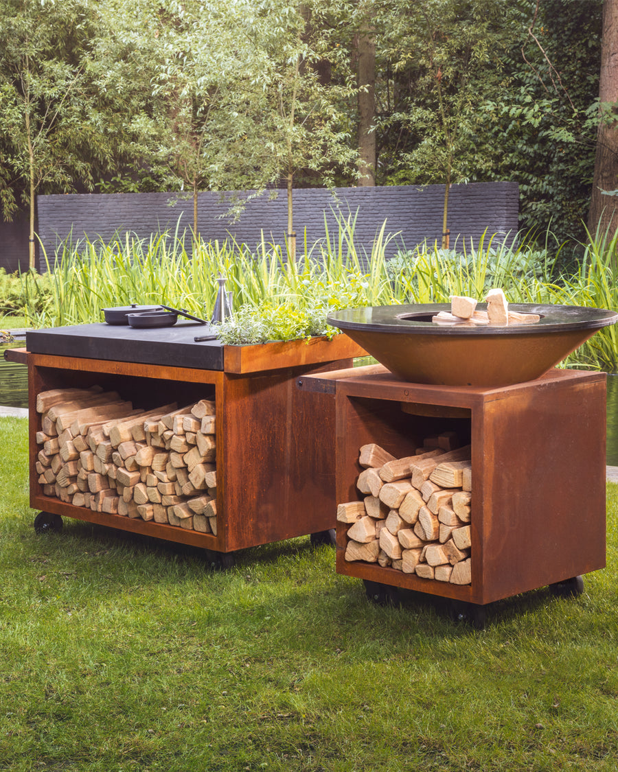 OFYR Classic Corten Storage Pro i trädgårdsmiljö