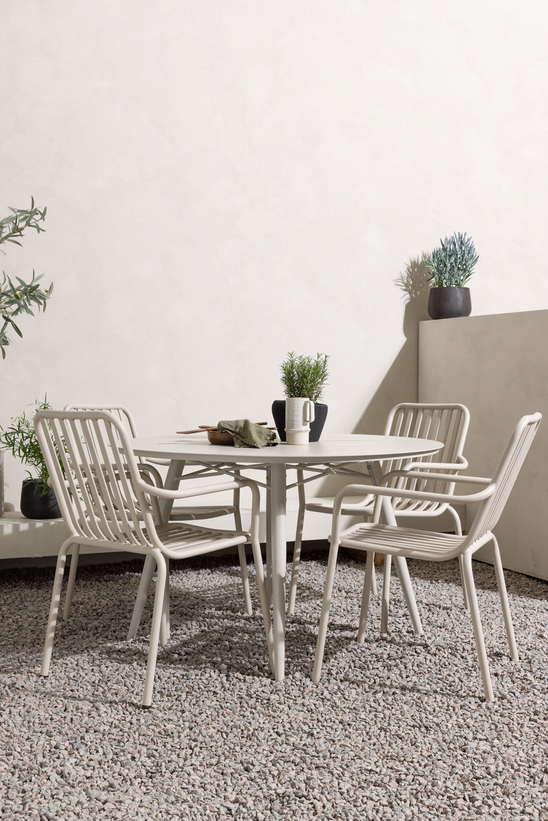 Peking-matstol-vid-runt-bord