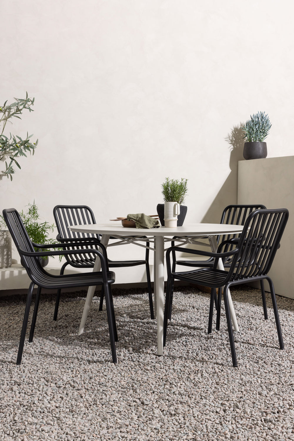 Peking-stol-svart-vid-runt-bord