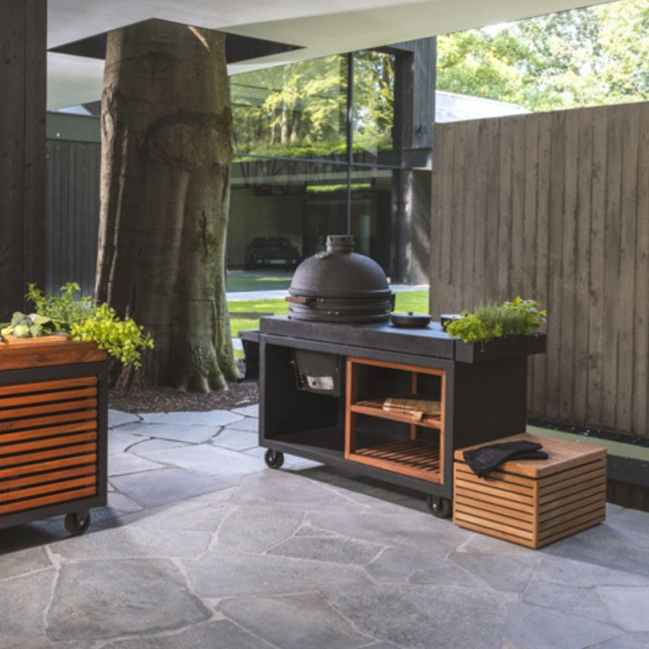 OFYR Kamado Table Black 135 PRO Concrete på uteplats