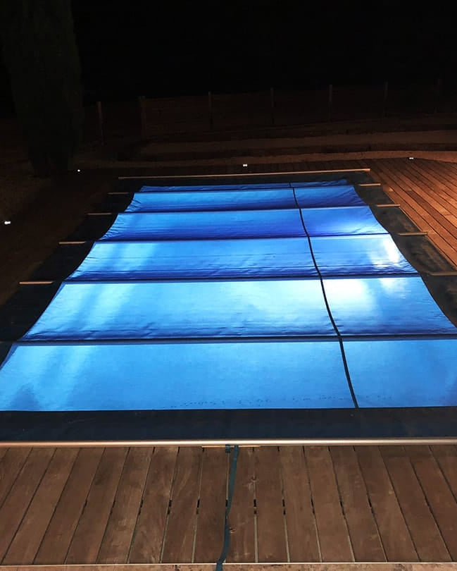 Bar Cover Castor över pool i kvällsljus
