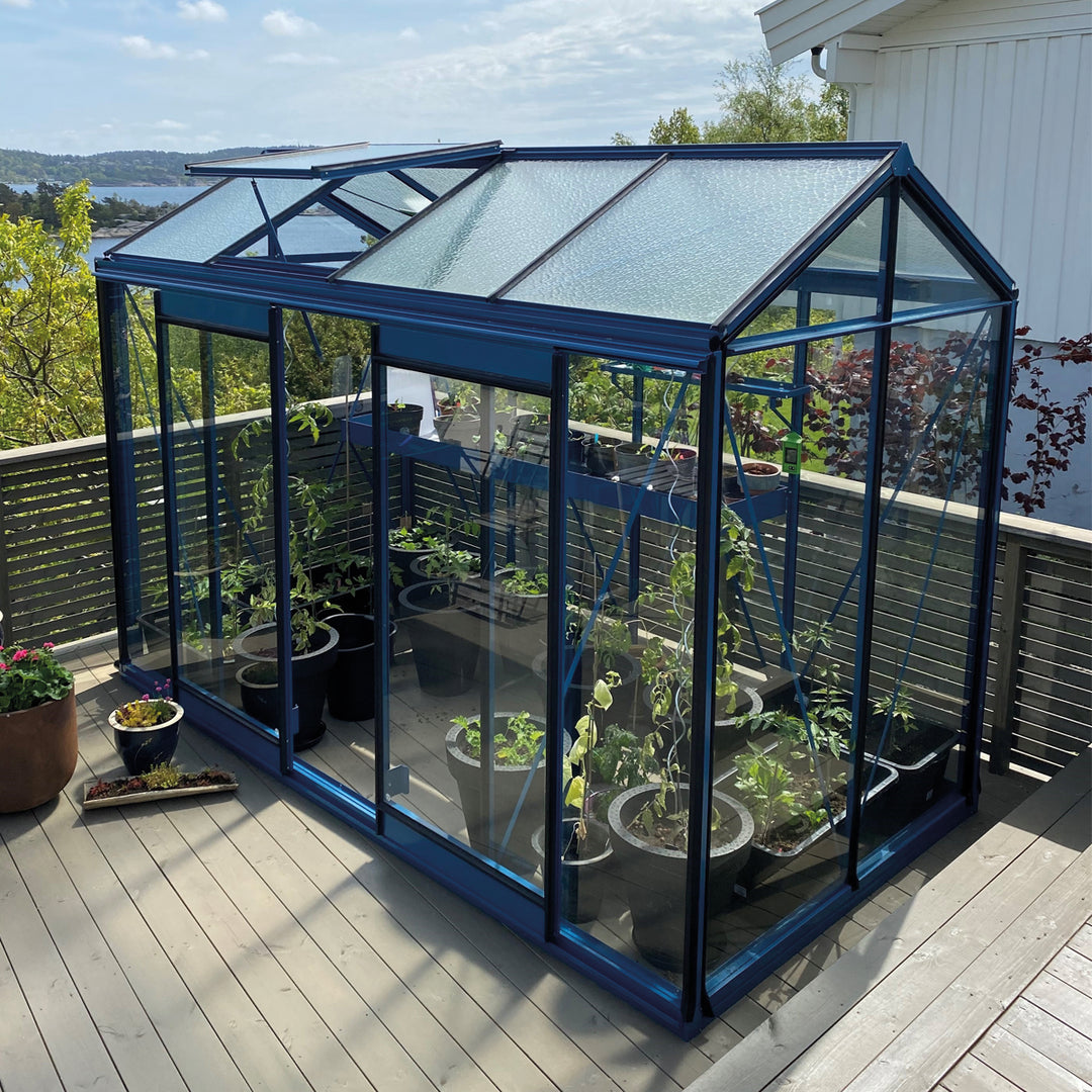 blått växthus Piccolo 4 på altan
