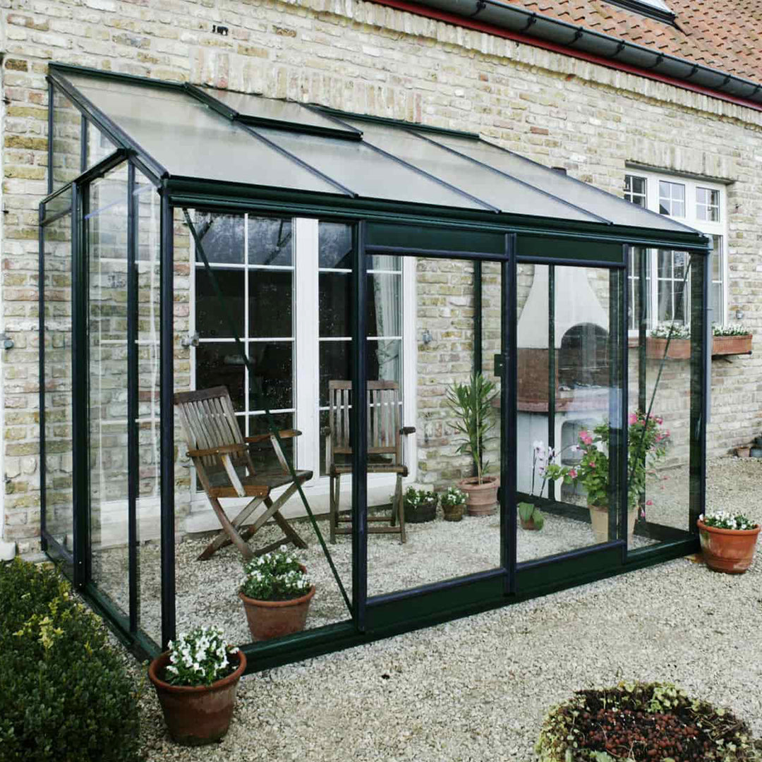 vaxthusbolagetvaxthus_MR304 står mot en ljus tegelvägg